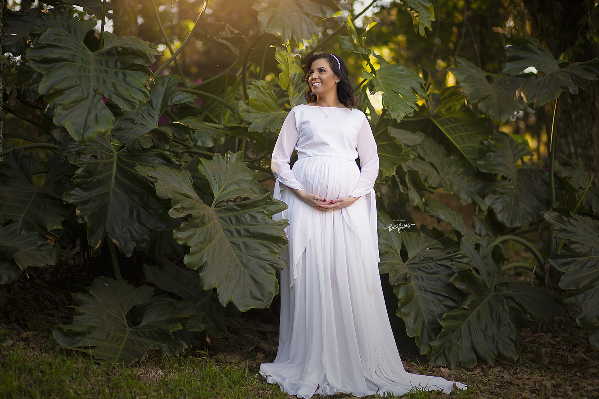 no ensaio de gestante e modelo sorri