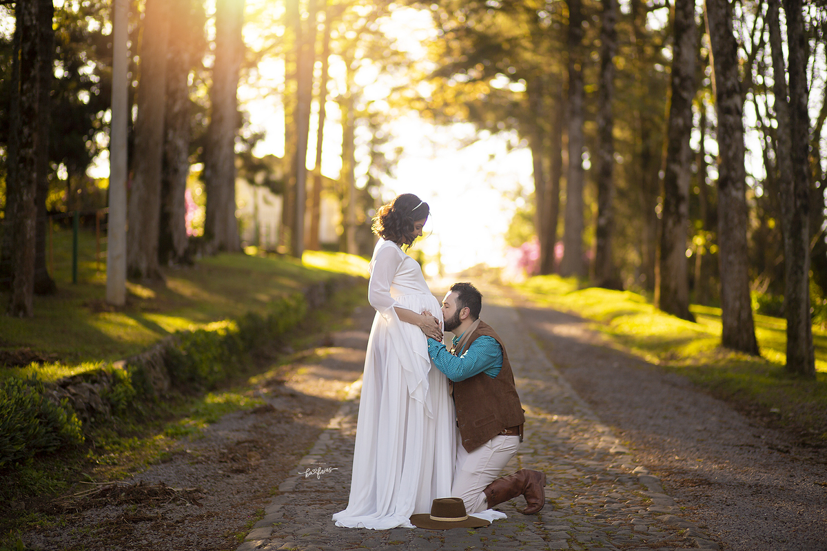 o pai beija a barriga na sessão externa de gestante