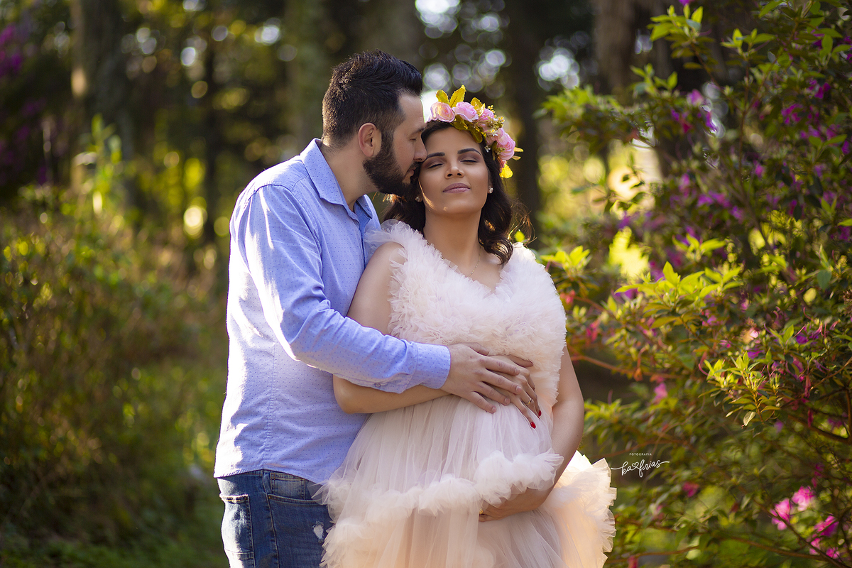 os modelos trocam carinhos na sessão de fotos