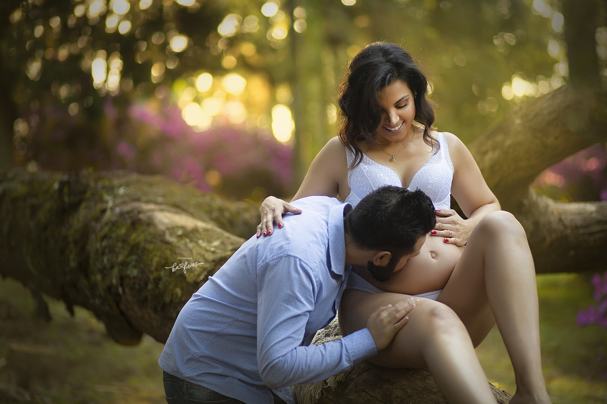 o pai beija a barriga no ensaio externo