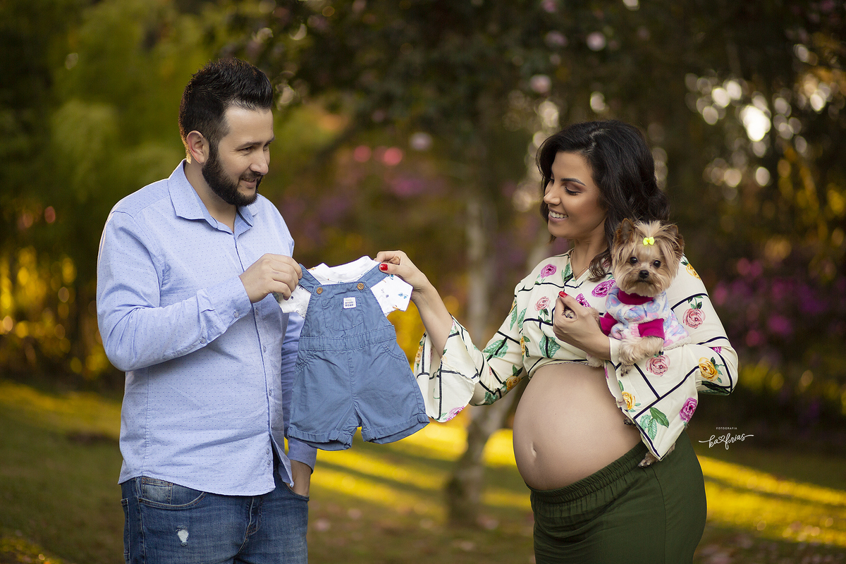 no ensaio de gestante levamos a s roupinhas do bebe
