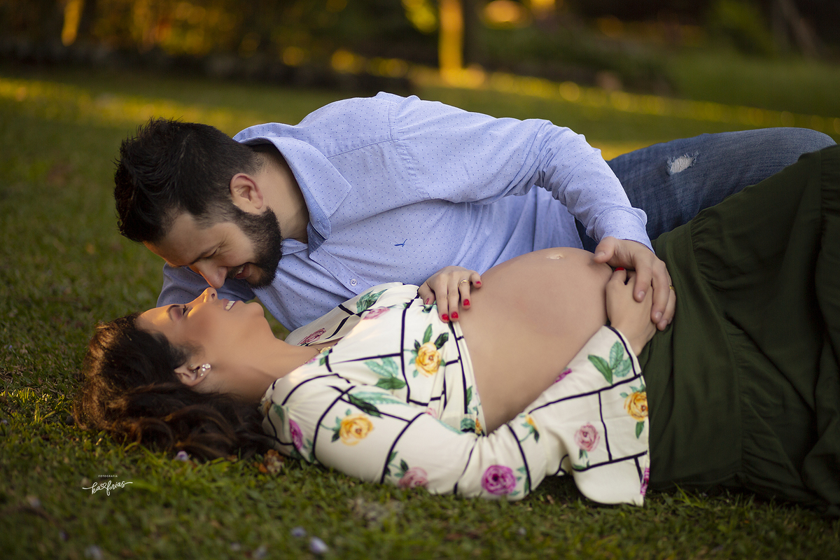 os pais se beijam no book de gestante externo