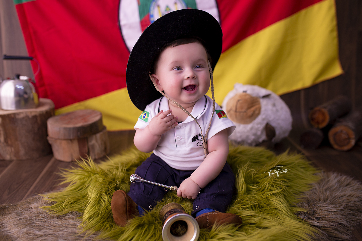 no acompanhamento mensal o bebe se veste de gaucho