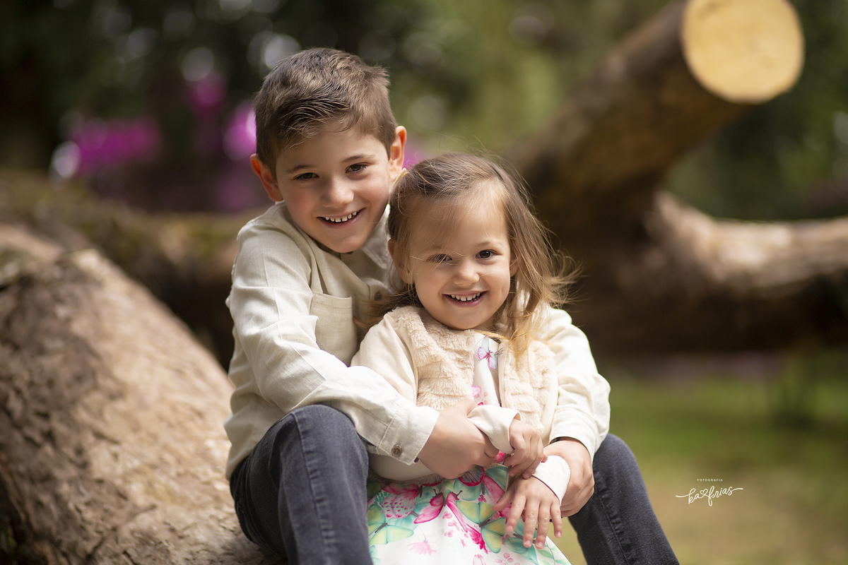 os irmaos se abraçam no ensaio de familia