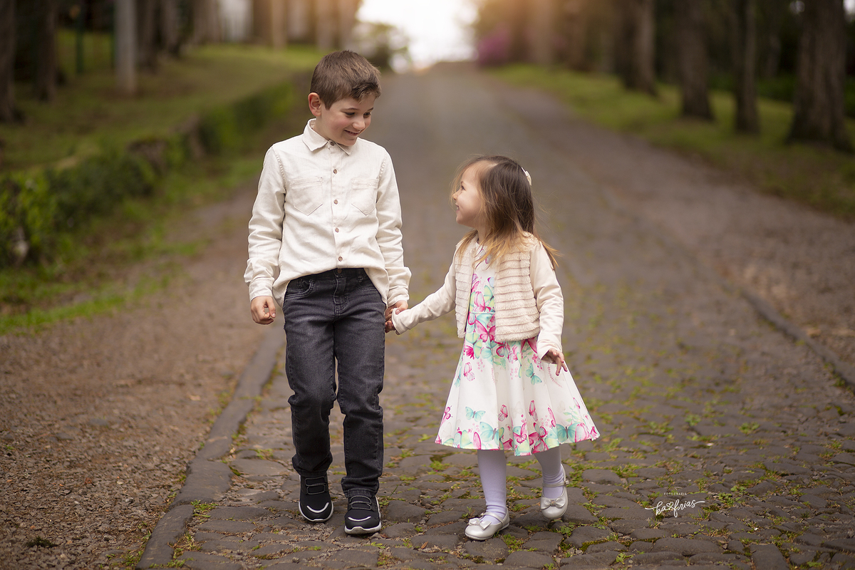 as crianças brincam no ensaio externo