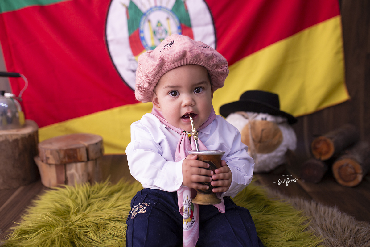 no ensaio infantil a menina toma chimarrao