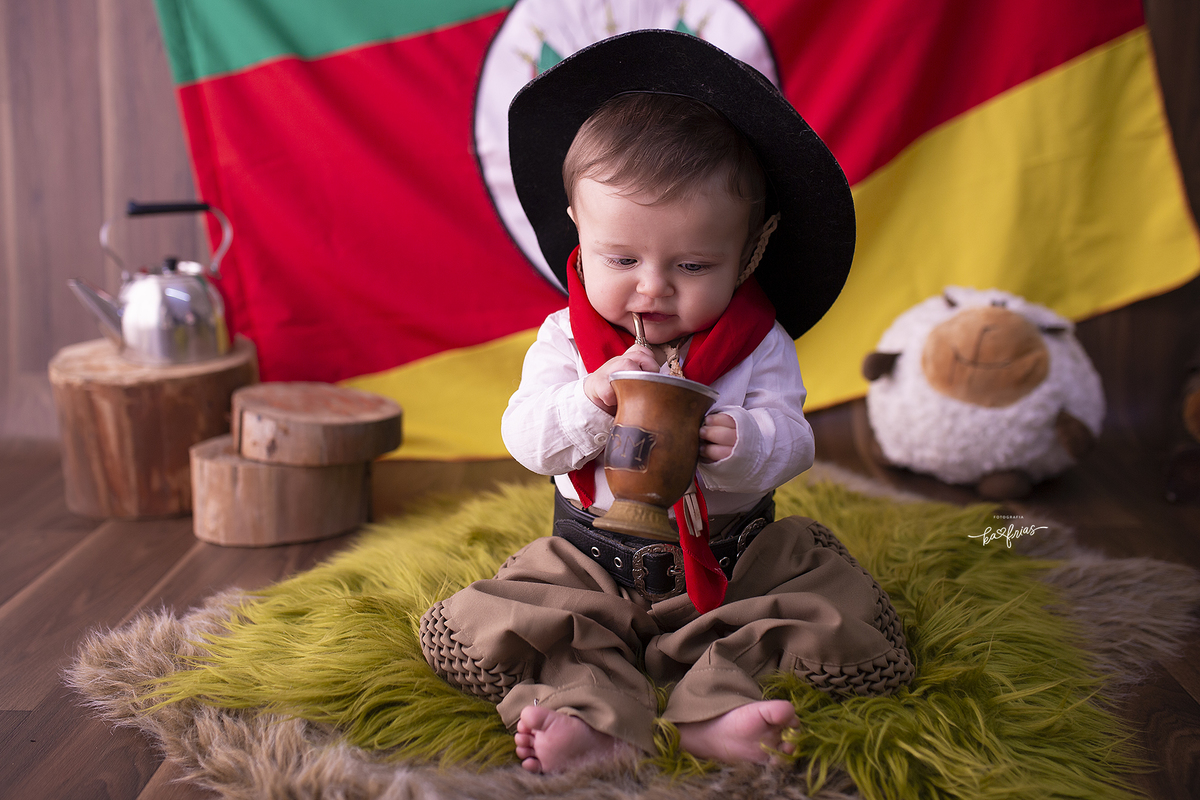 o menino toma chimarrao no ensaio infantil