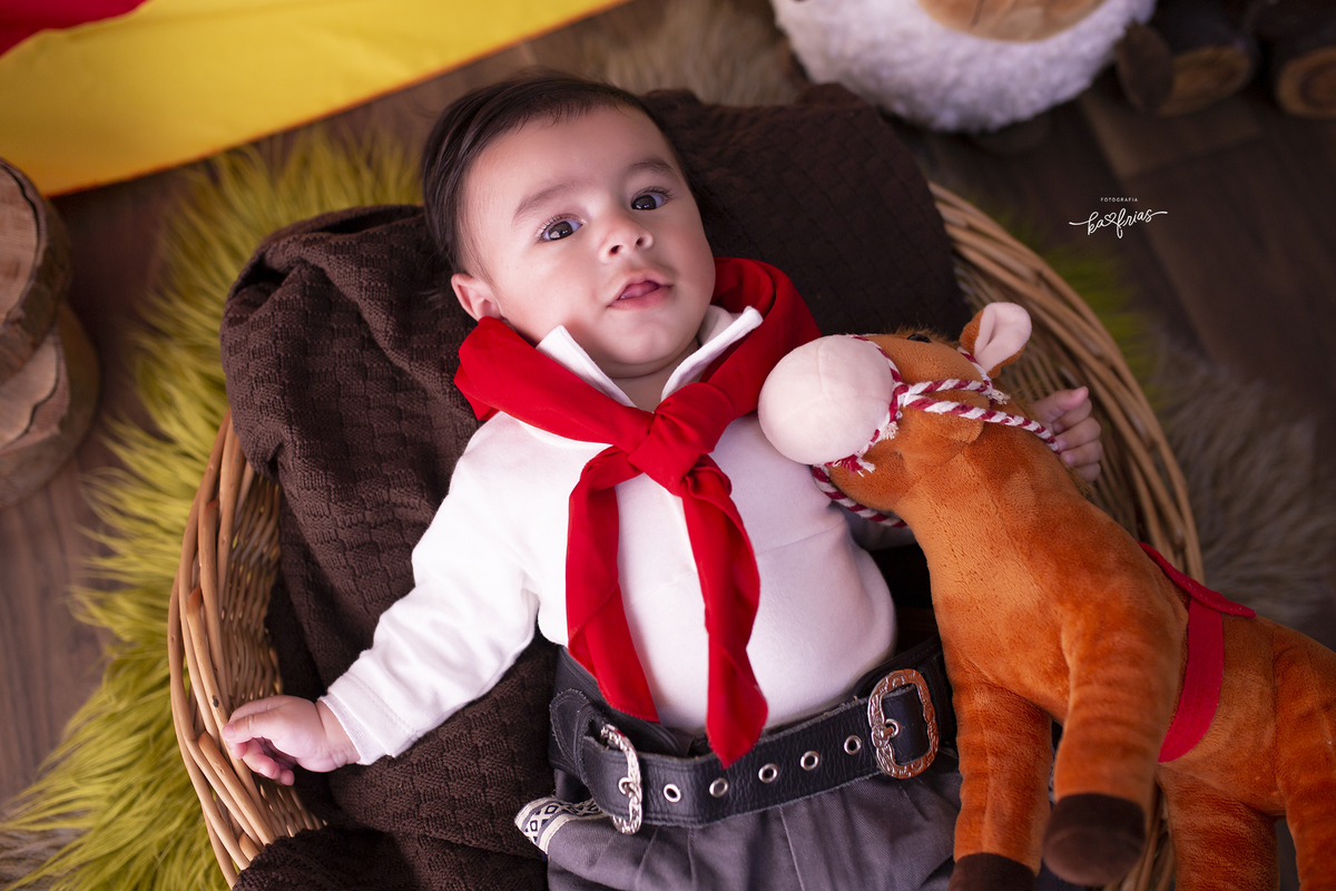 O bebe sorri para a fotografa de caxias do sul, ka frias