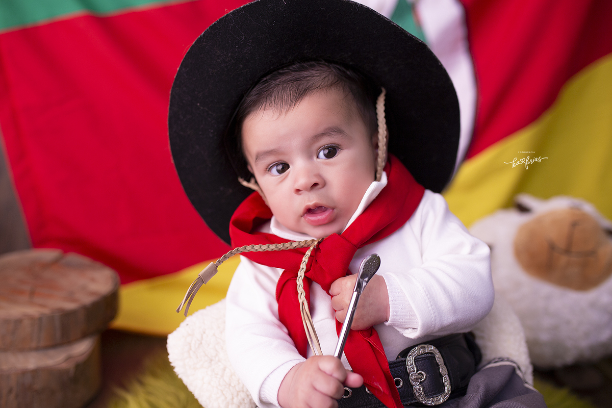 no acompanhamento mensal o bebe esta vestido de gaucho