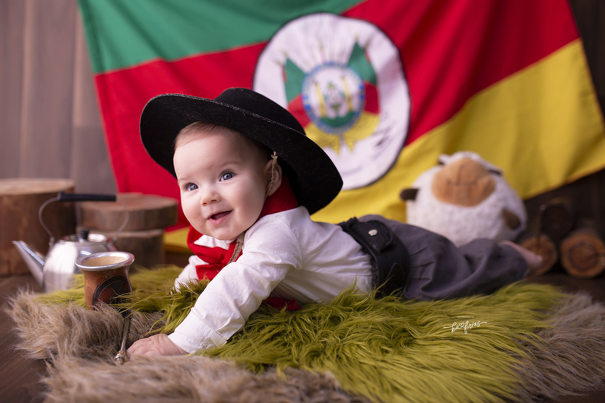 no acompanhamento mensal o menino esta de bruços