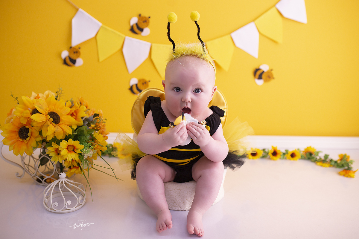 a menina esta vestida de abelha para as fotos infantis