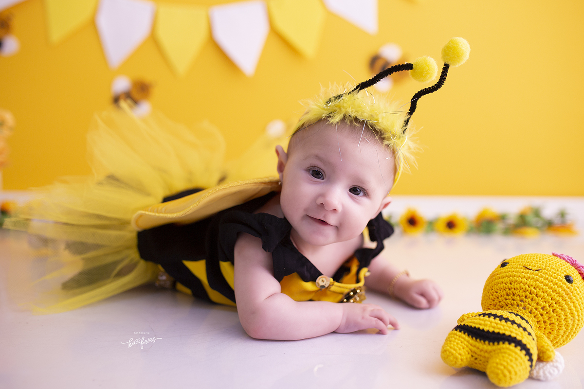 a menina esta de bruços no acompanhamento mensal