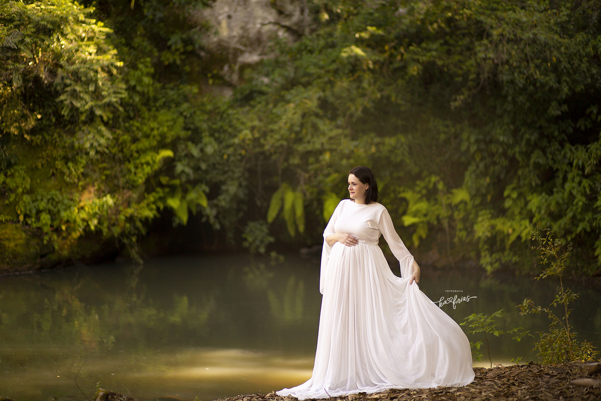 a gestante contempla a paisagem no ensaio externo