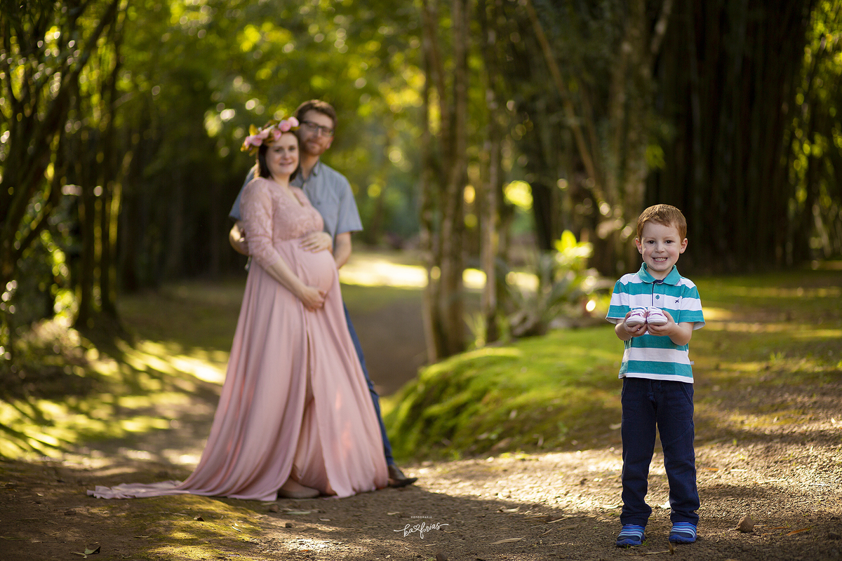 a familia sorri no ensaio de gestante