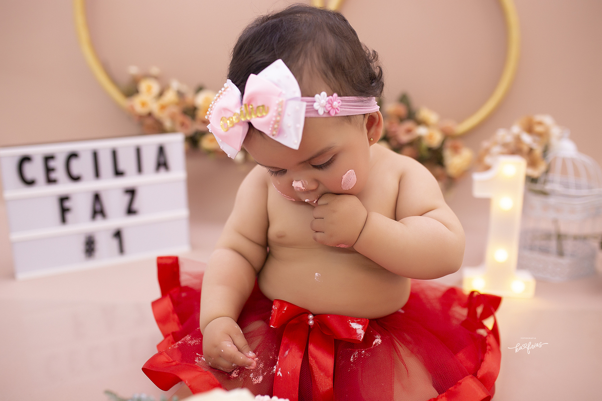 a menina come o bolo no ensaio smash