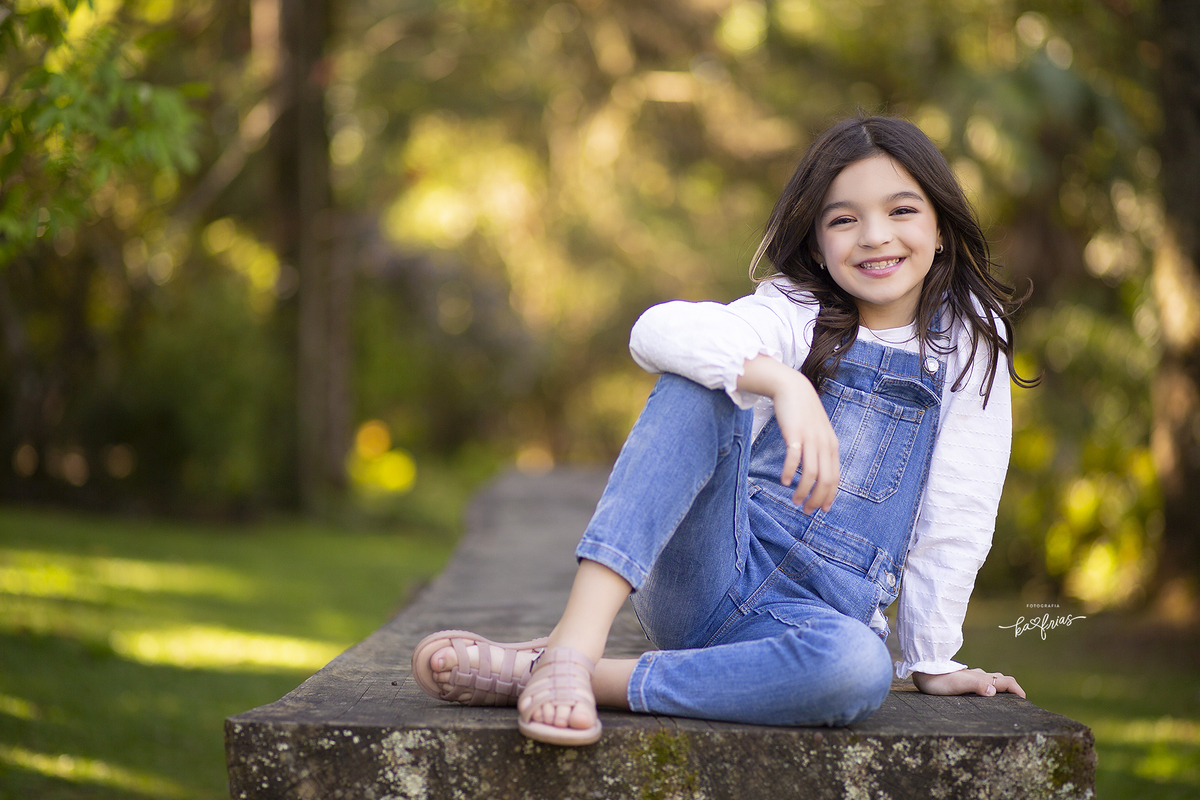 a menina sorri para a fotografa de familia de caxias do sul, ka frias