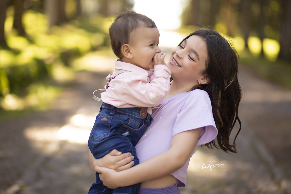 os irmaos brincam na sessão de fotos externa
