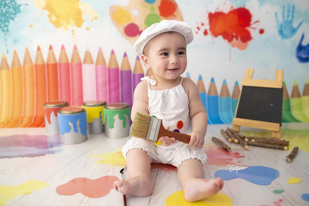 o menino sorri no ensaio aquarela