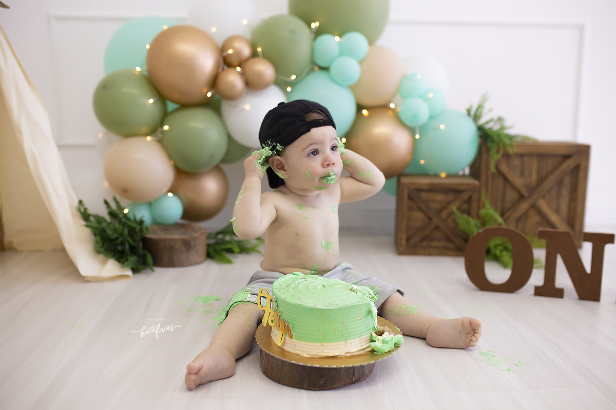 no ensaio com o bolo, o bebe se lambuza