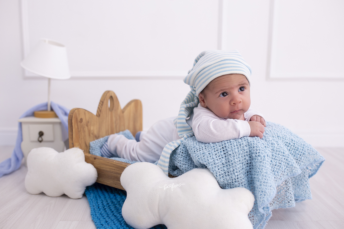 o menino esta de bruços para as fotos mensais