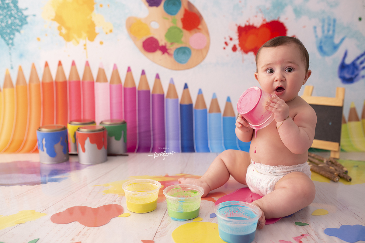 no ensaio infantil as crianças brincam com tintas