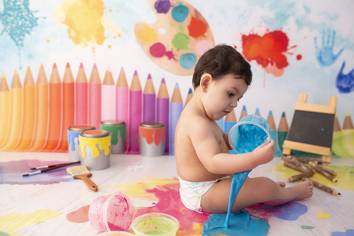 o menino se suja com tinta