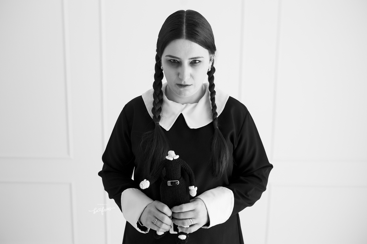 a mulher se vestiu de familia adams para as fotos