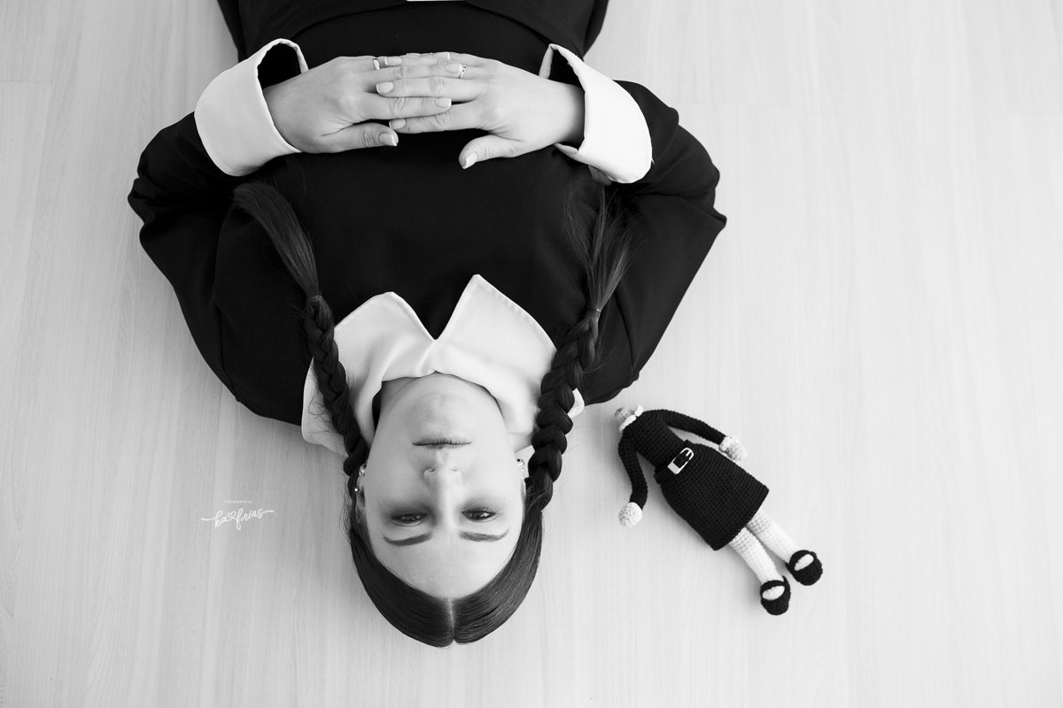 a mulher esta vestida de wandinha