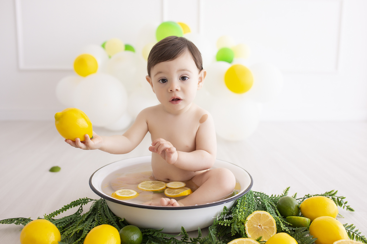 o menino brinca com os limoes