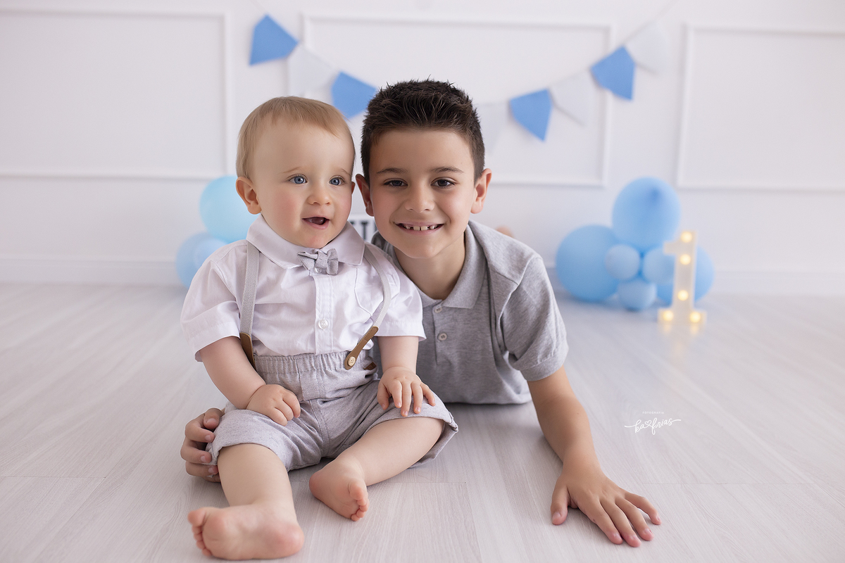 os irmaos posam para as fotos