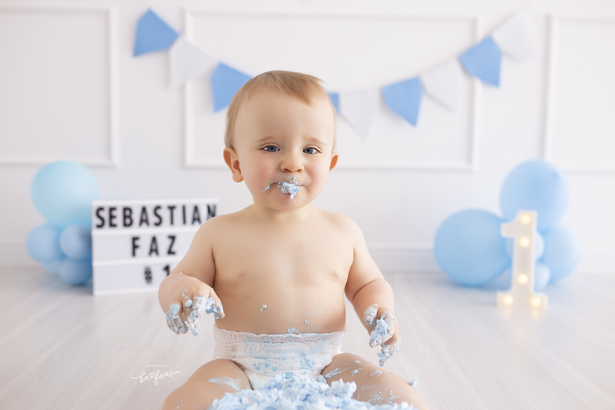 o bebe se lambuza com o bolo