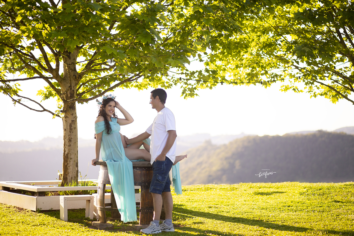 os pais brincam no ensaio de gestante
