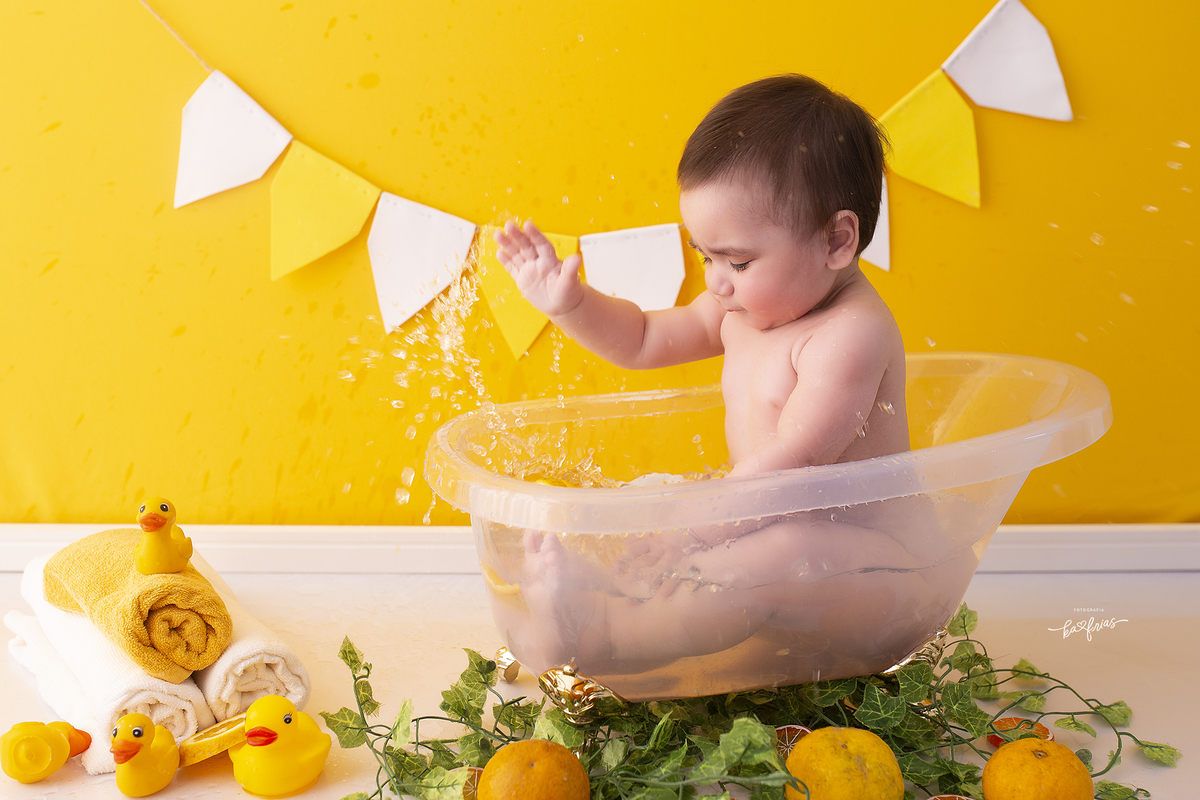 no acompanhamento mensal o bebe brinca com a agua
