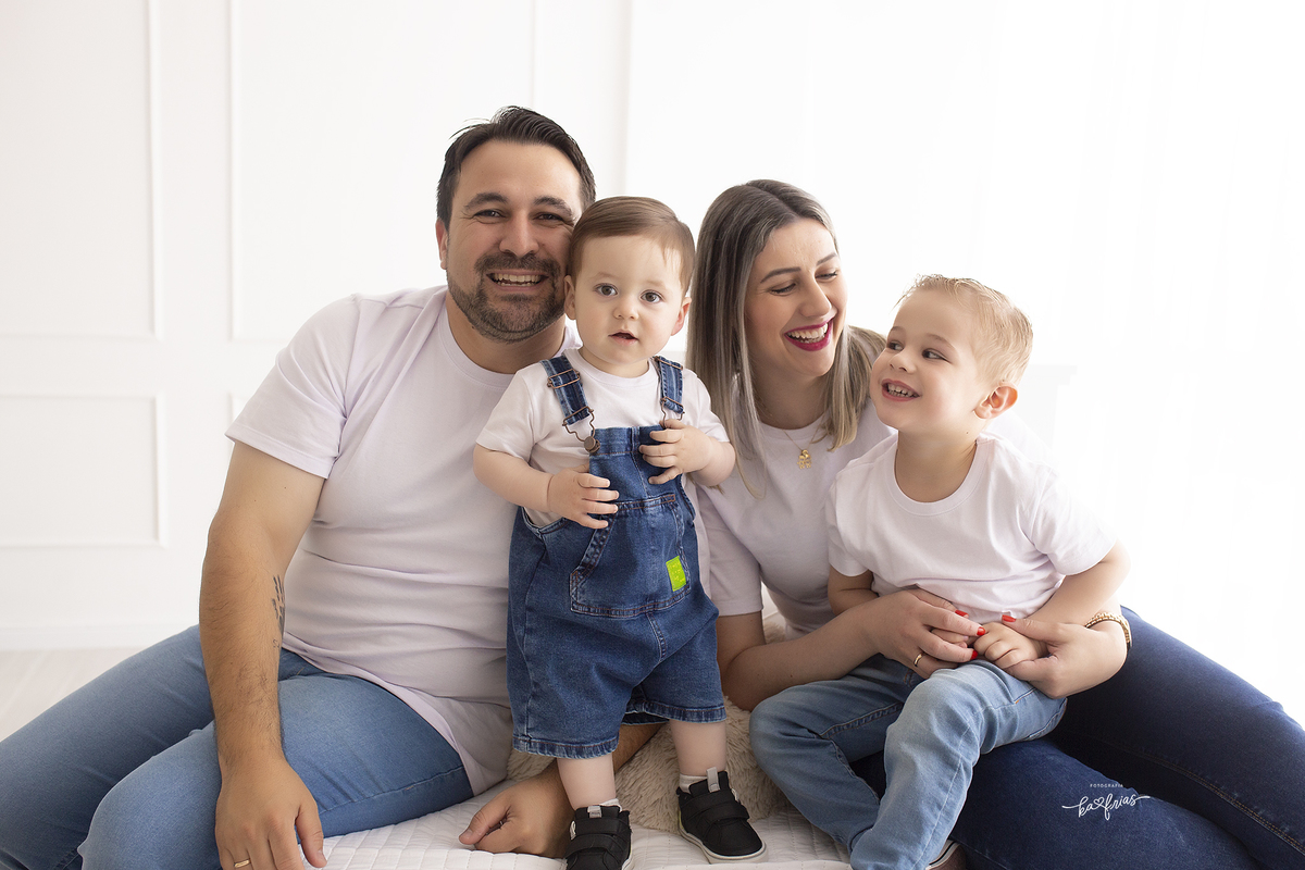 a familia brinca no ensaio com os filhos