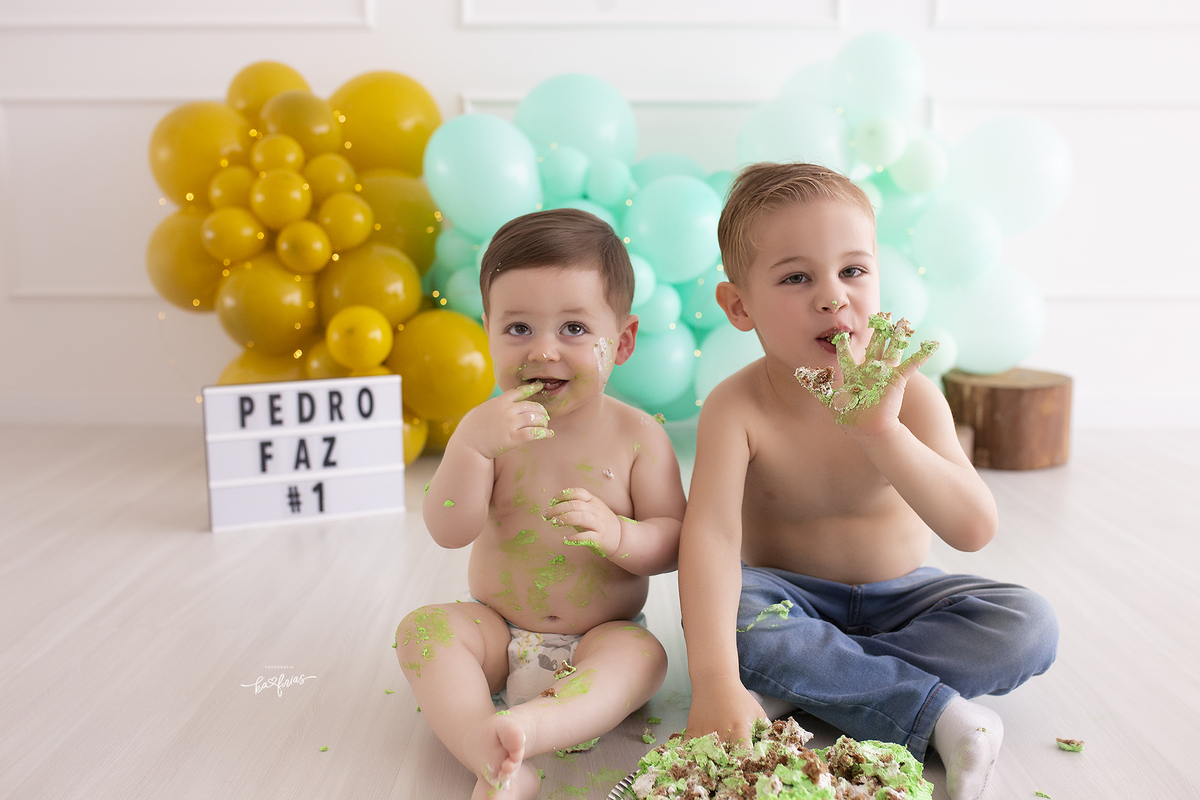 os irmaos comem bolo durante a sessão