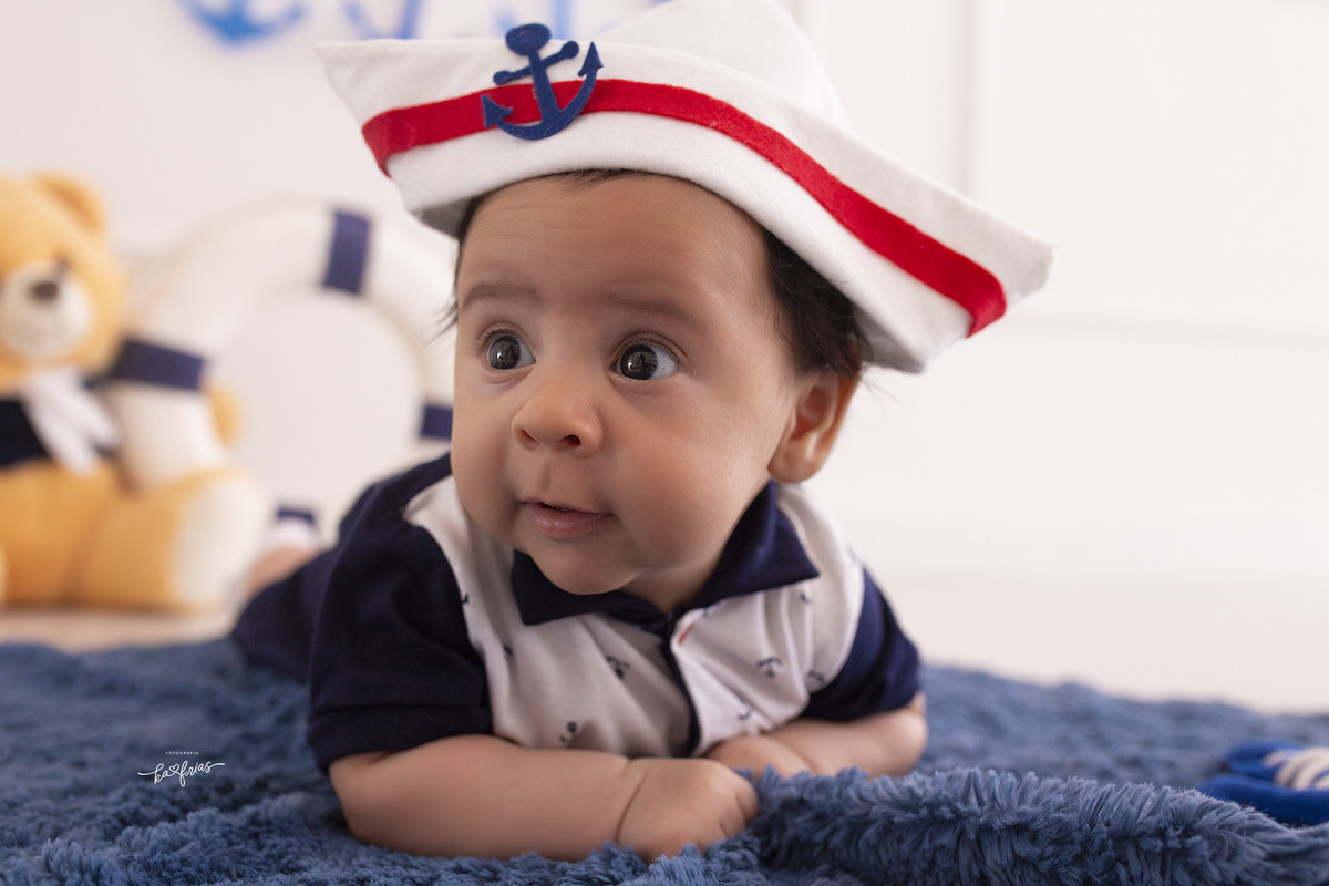 o menino sorri no ensaio de acompanhamento mensal