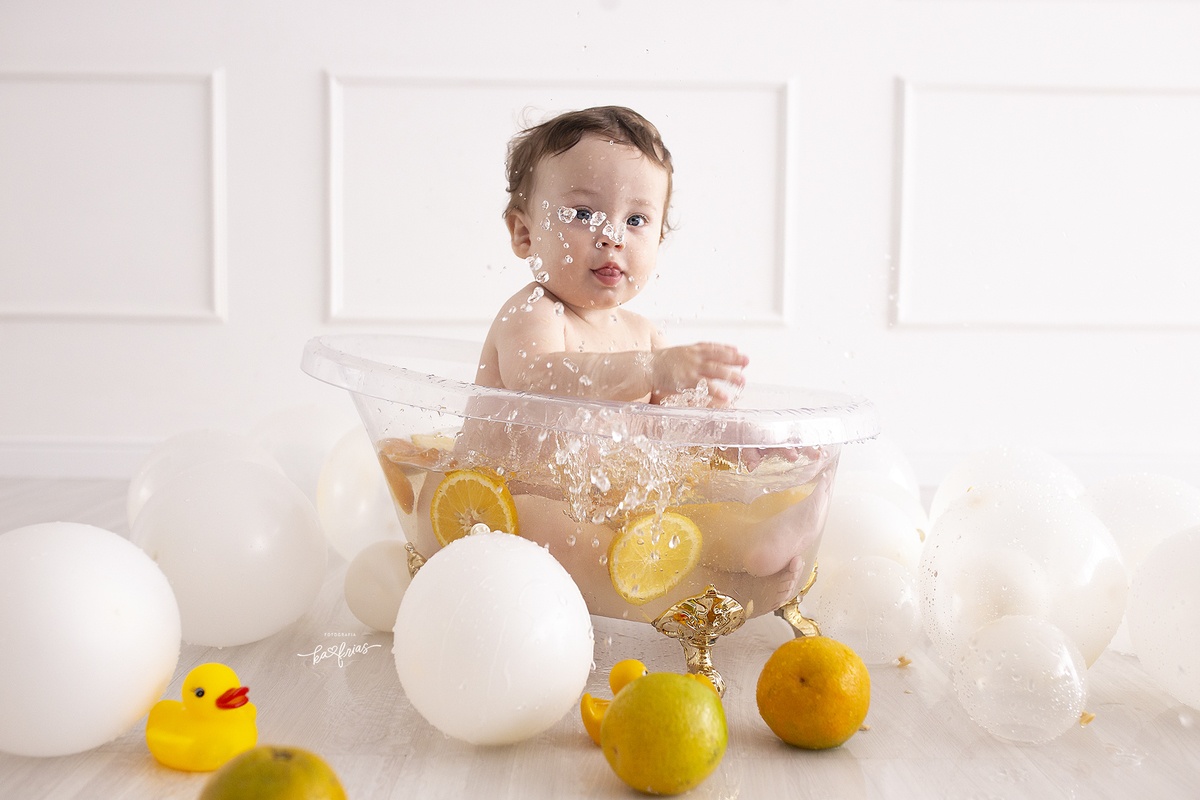 o bebe joga a agua para fora no ensaio