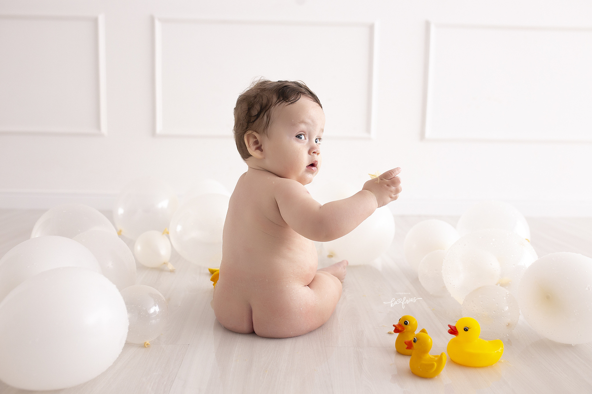 no ensaio infantil o bebe esta de costas