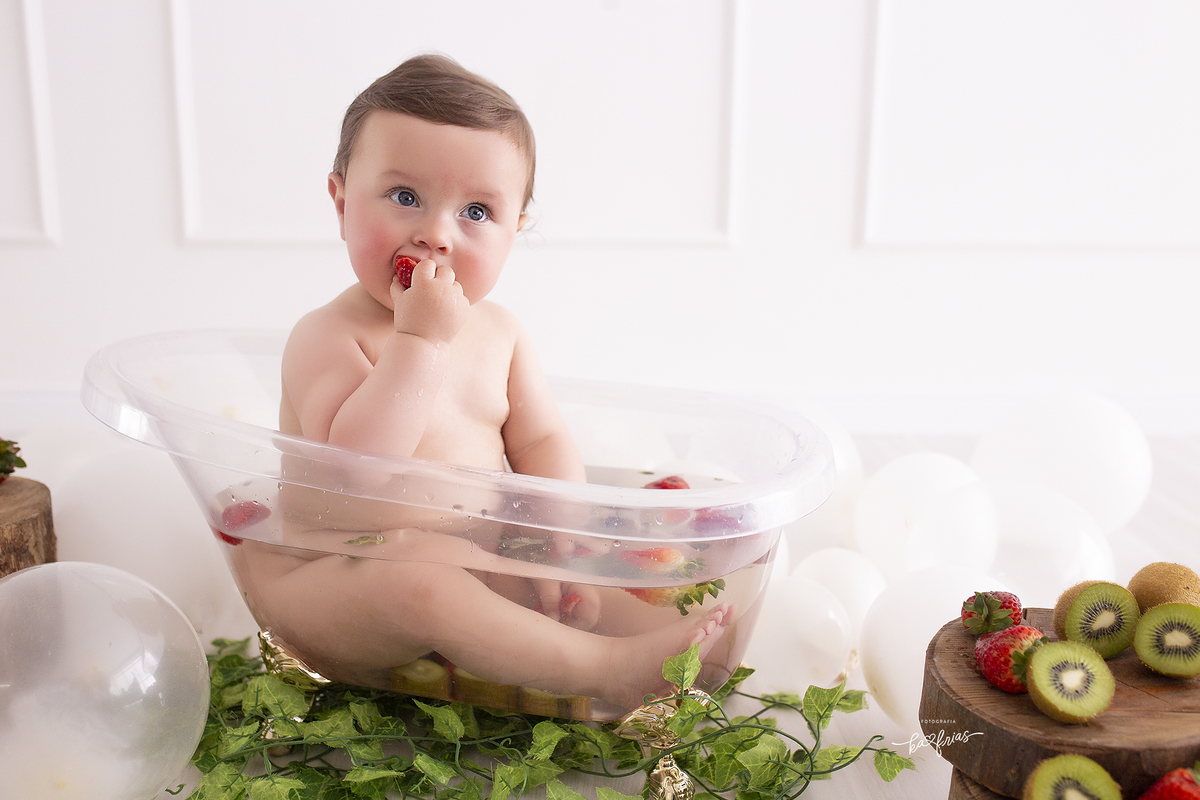 o bebe come as frutas no ensaio infantil