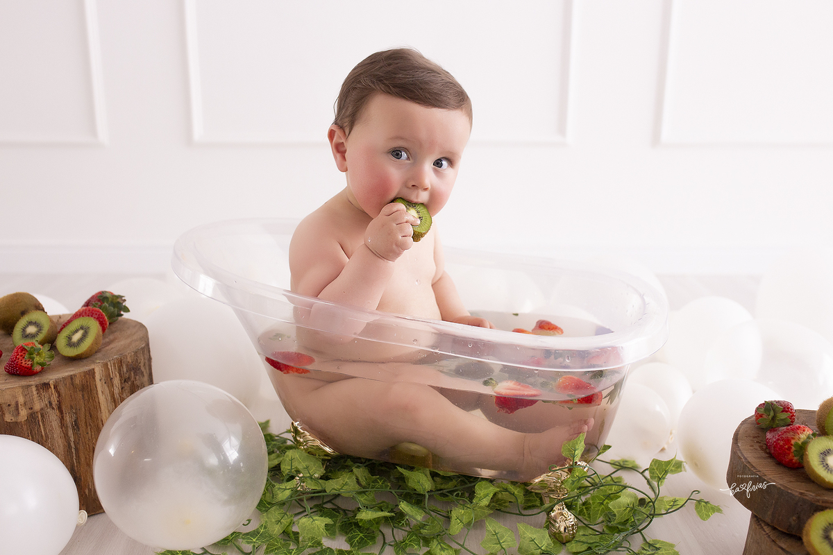o bebe olha para a fotografa de caxias do sul-rs
