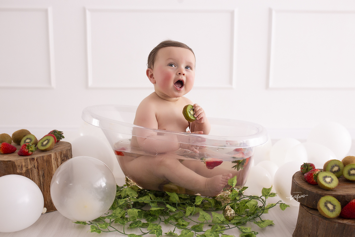 o menino sorri durante sessão de fotos