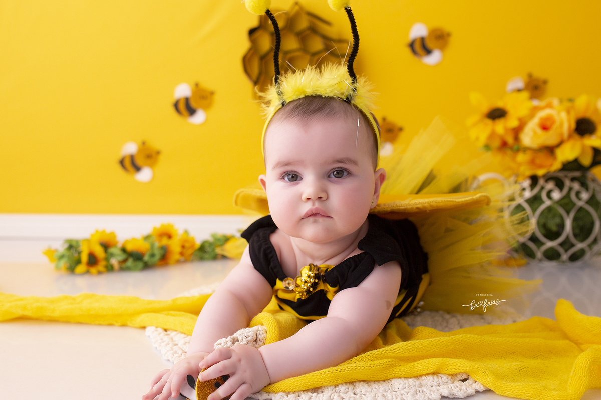 a bebe esta de bruços na sessão de bebes