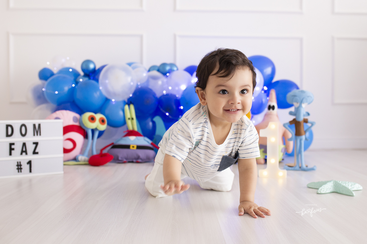 o bebe engatinha na sessão de fotos