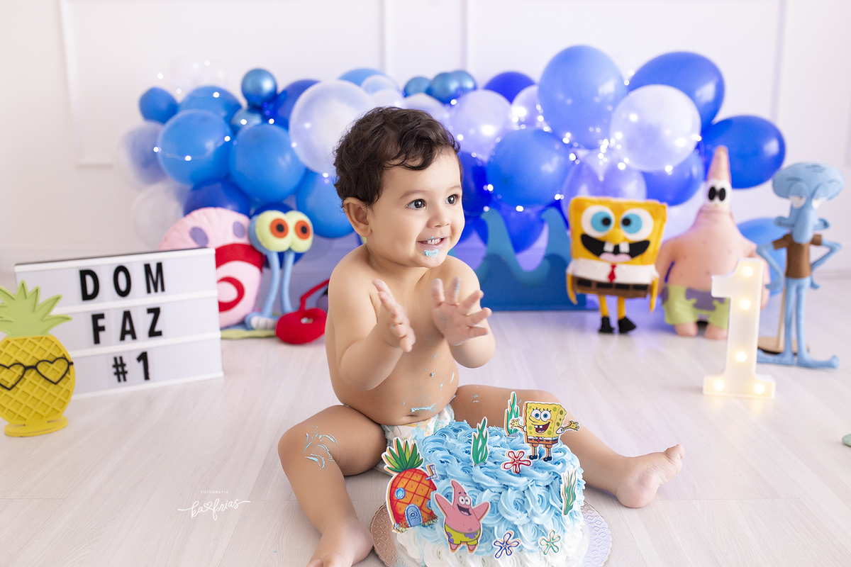 o bebe bate palmas no ensaio com bolo