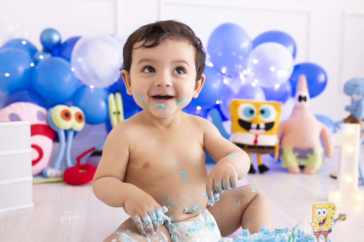 o menino sorri para a fotografa de um aninho em caxias do sul, ka frias