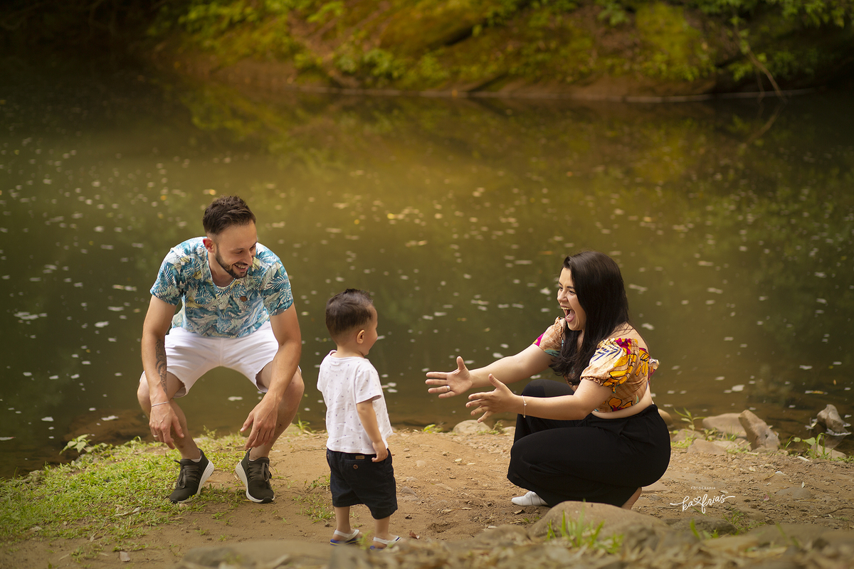 a familia brinca durante ensaio