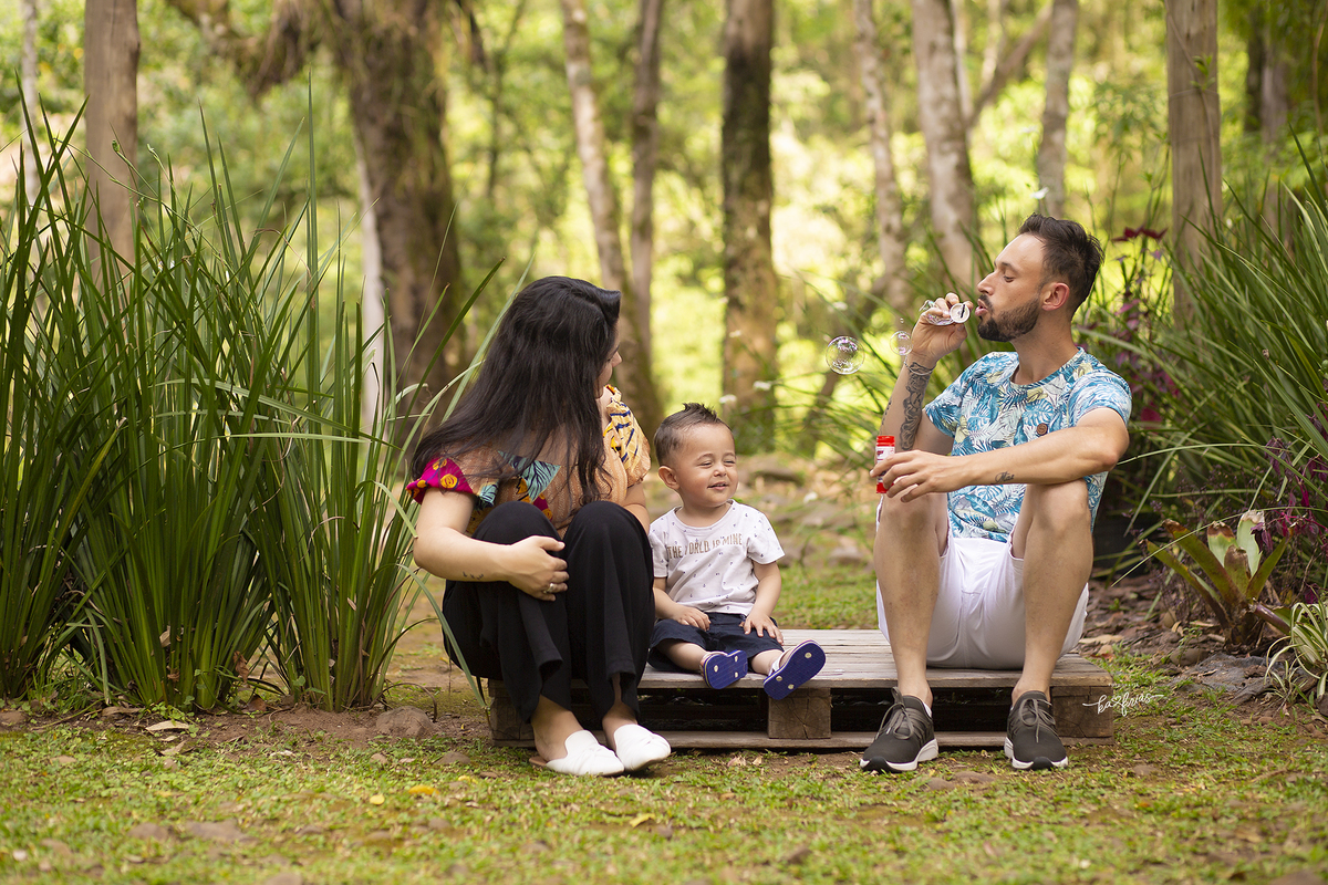 os pais fazem bolinhas para o filho