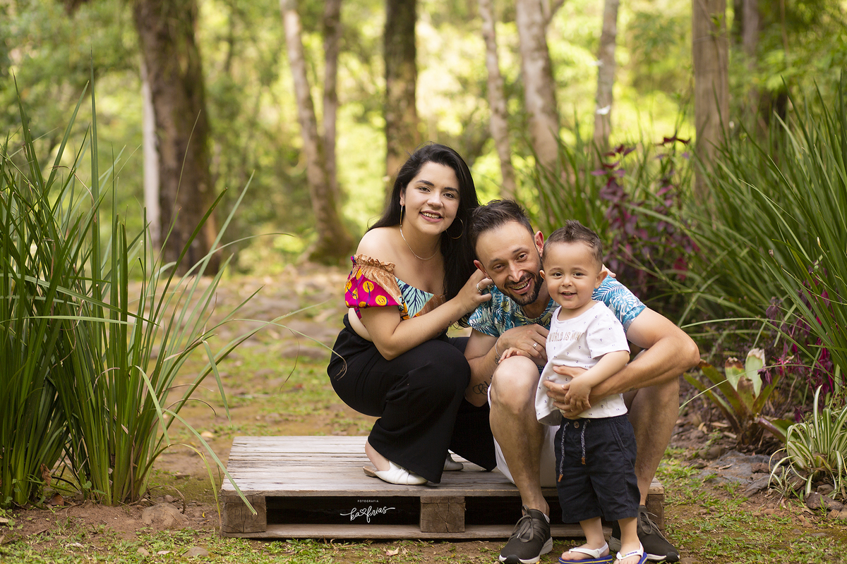 a familia posa para a fotografa de familia de caxias do sul, ka frias