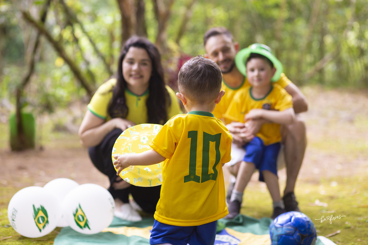 a familia se vestiu de brasil para as fotos externas