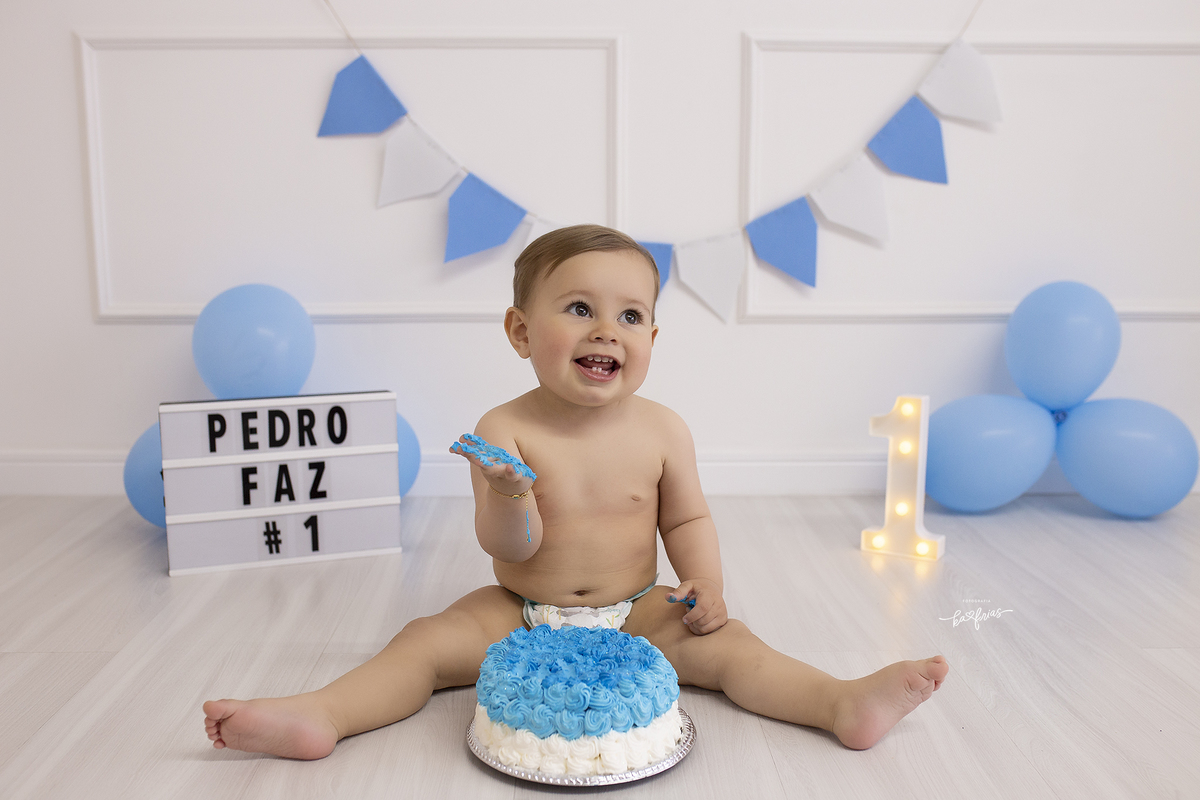 o bebe mostra a mao suja